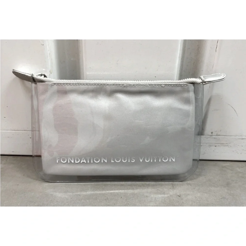 FOUNDATION LOUIS VUITTON ZIPPERED POUCH NEW WITHOUT TAGS